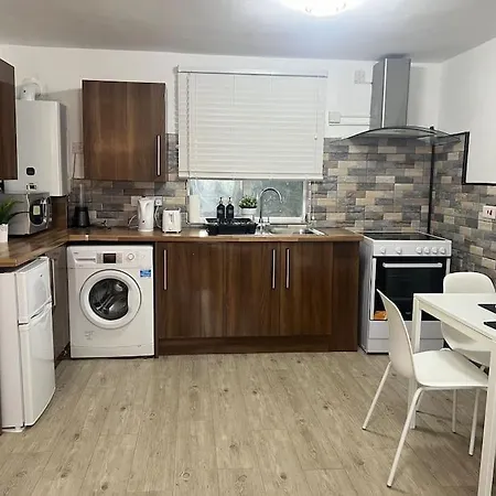 Apartment Immaculate House *